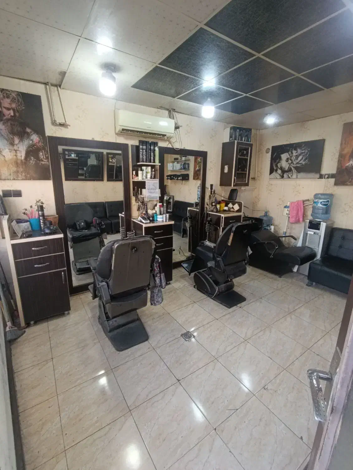 دکور و صندلی آرایشگاه مردانه یکجا فروشی|آرایشگاه و سالنهای زیبایی|بهارستان, |دیوار