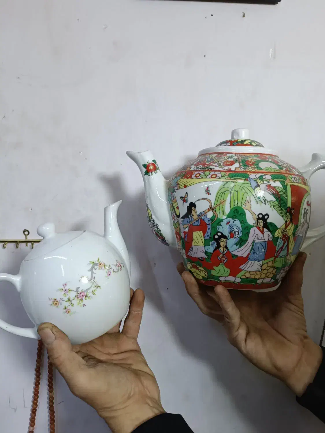 دو عدد قوری نقاشی|قوری، کتری، قهوه‌ساز دستی|کرمانشاه, |دیوار