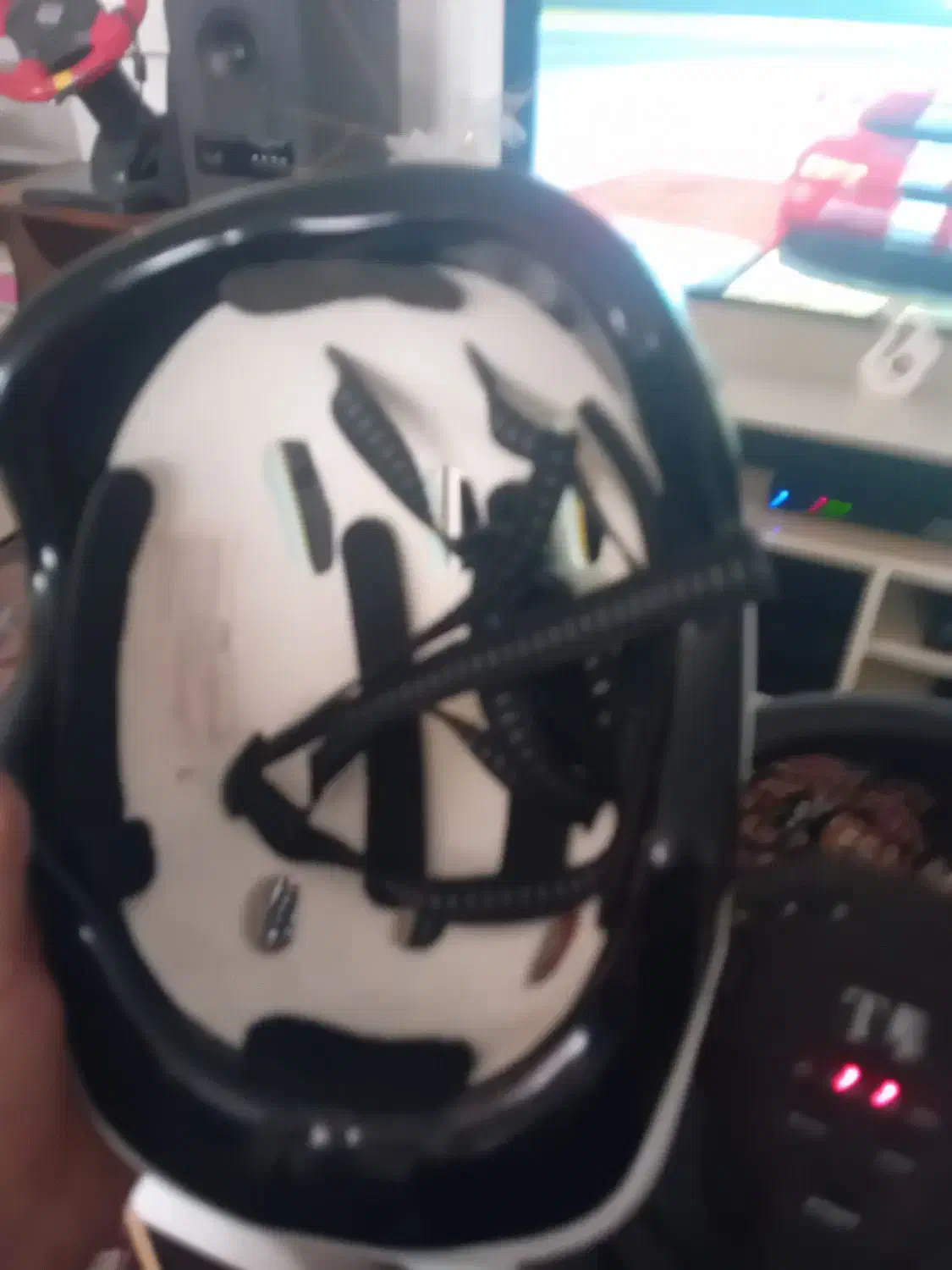 سلام کلاه سالم|دوچرخه، اسکیت، اسکوتر|پرند, فاز ۵|دیوار