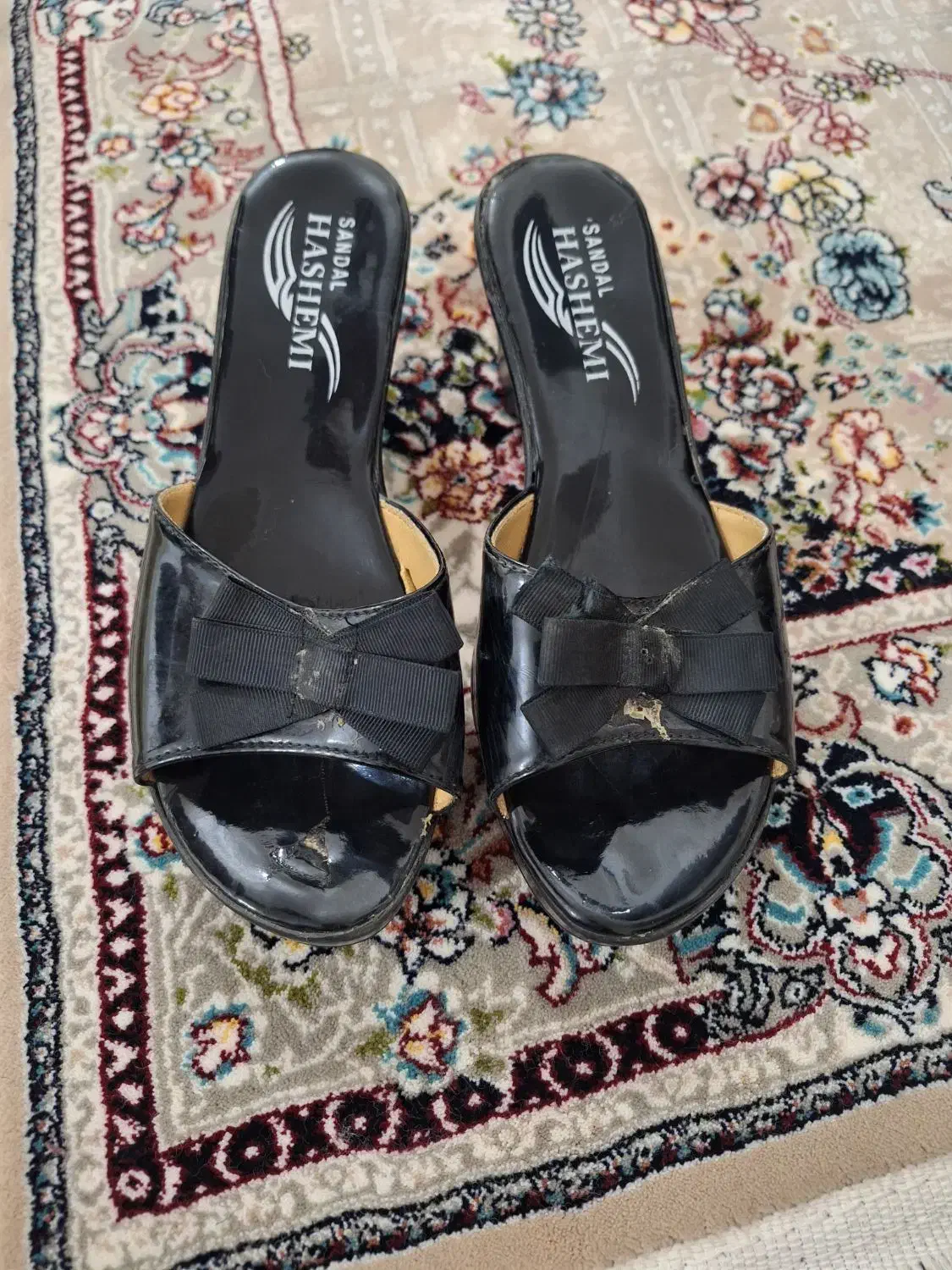 کفش|کیف، کفش، کمربند|مسجد سلیمان, |دیوار