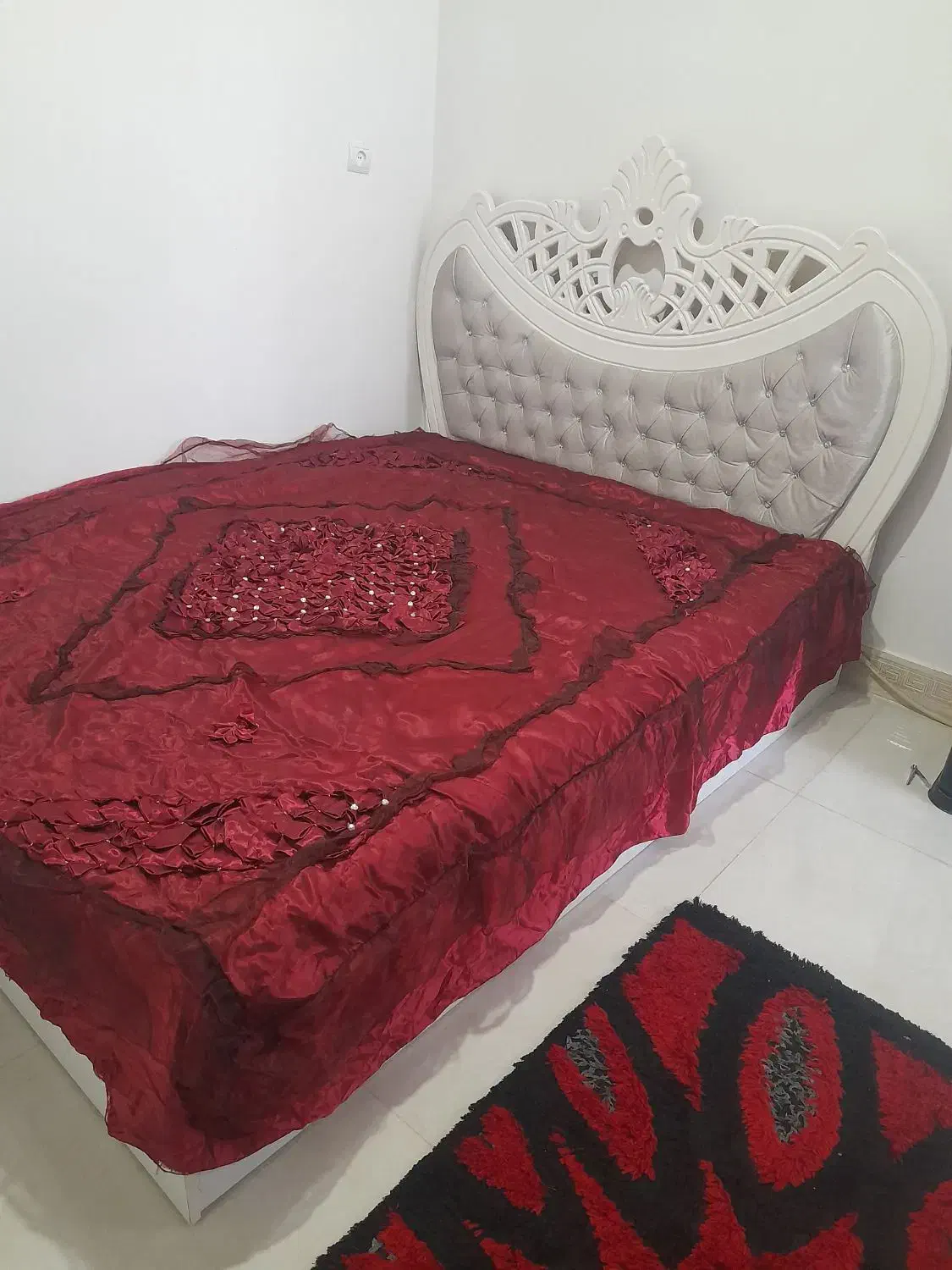 تخت دو نفره سفید با کنار تختی|تخت و سرویس خواب|ساوه, |دیوار