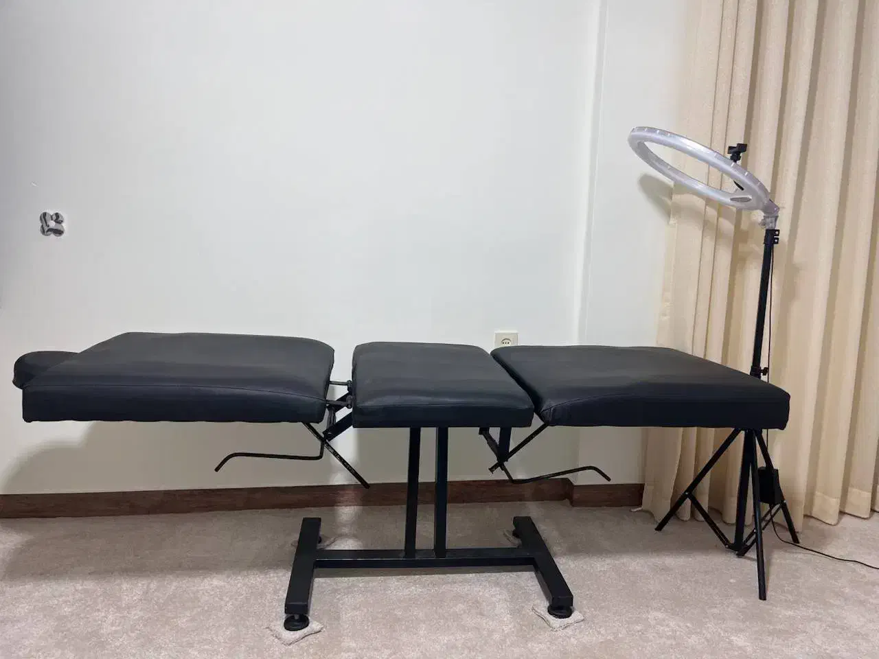 تخت مخصوص آرایشگران محترم|آرایشگاه و سالنهای زیبایی|رشت, نیکمرام|دیوار