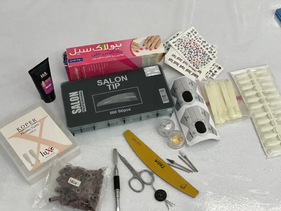 لوازم کاشت ناخن در حد نو|آرایشگاه و سالنهای زیبایی|مرند, |دیوار