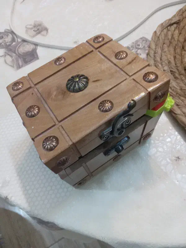 فروش یک عدد صندوقچه چوبی دست ساز دکوری|صنایع دستی و سایر لوازم تزئینی|طرقبه, |دیوار