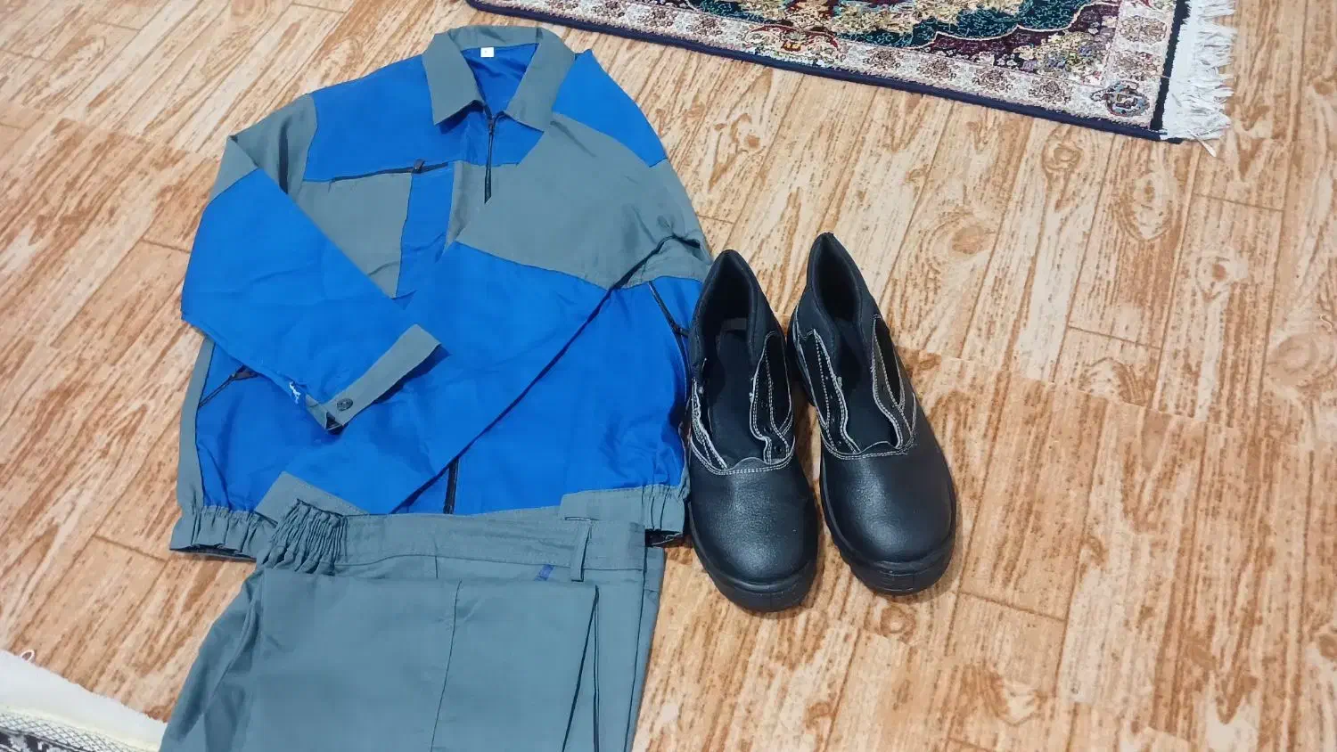 لباس کار|لباس|آبیک, |دیوار