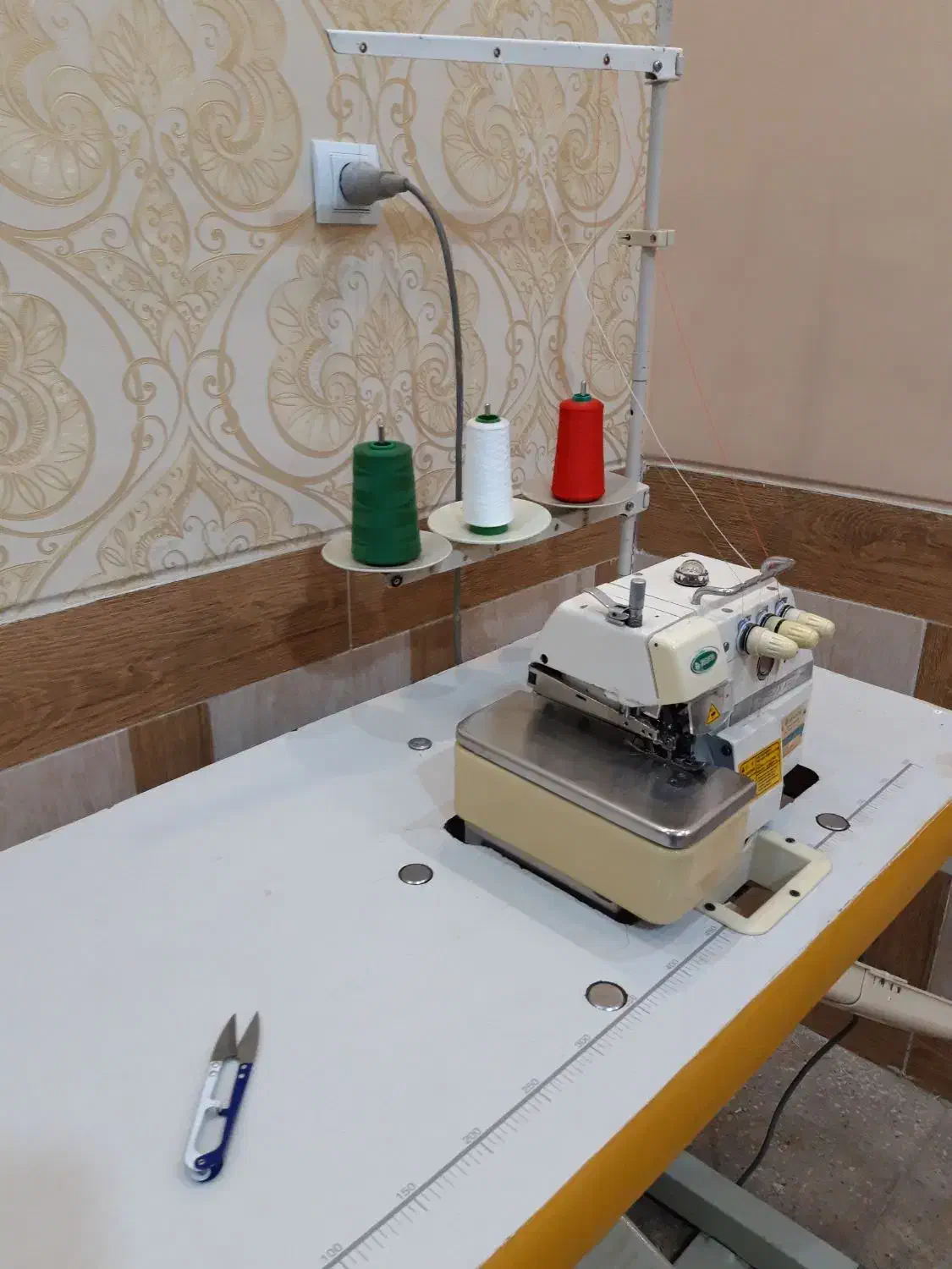 چرخ خیاطی سردوز زوجی|چرخ خیاطی و ریسندگی|شیراز, کوشک میدان|دیوار