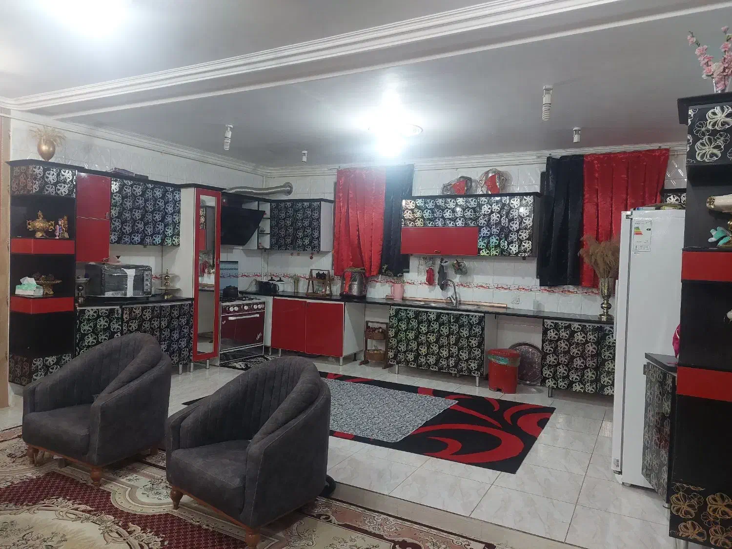 ساختمان طبقه اول ، خیابان شهداء|اجارهٔ خانه و ویلا|ایوان, |دیوار