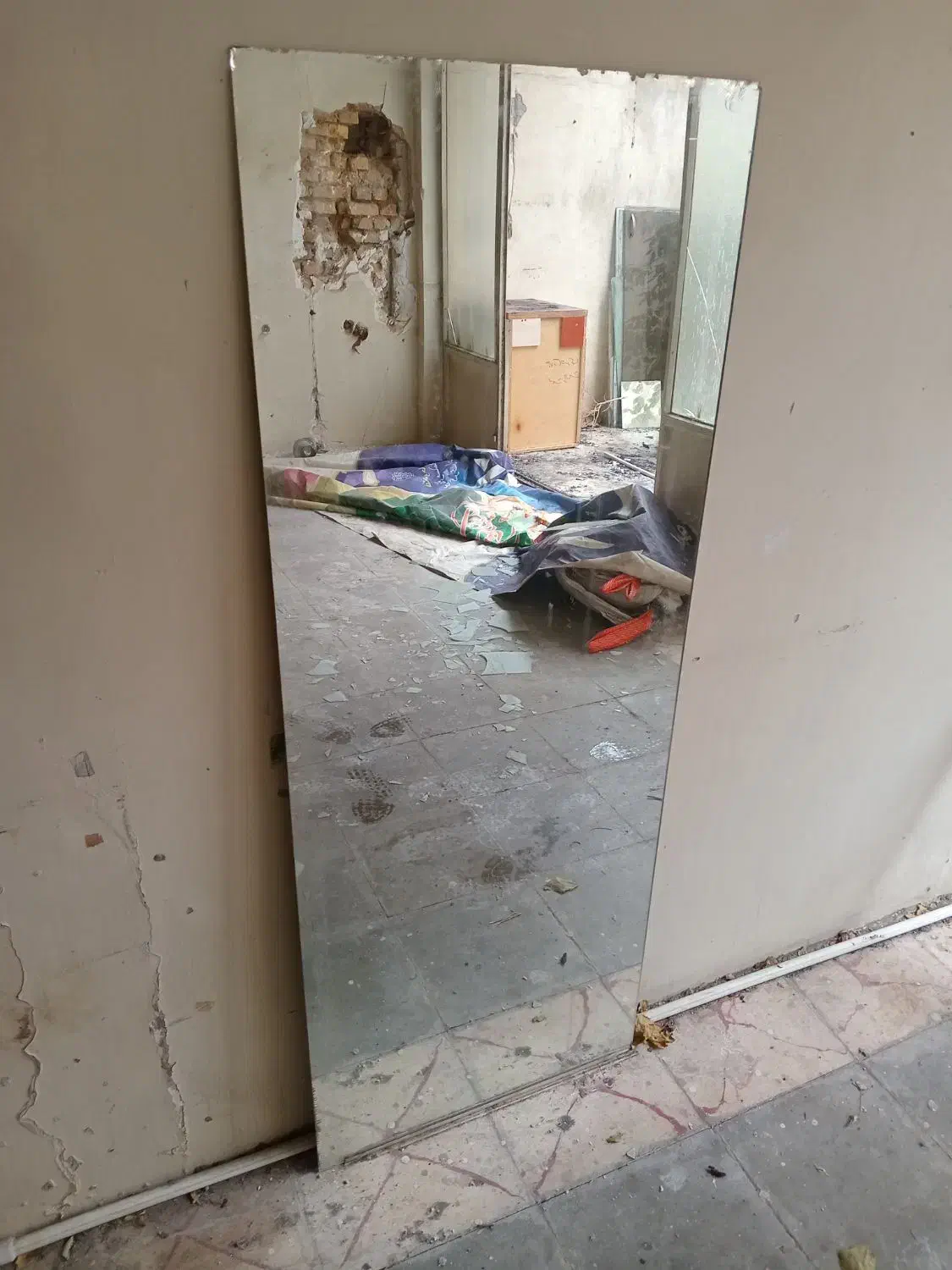 اینه|آینه|تهران, آهنگران (سراسیاب دولاب)|دیوار