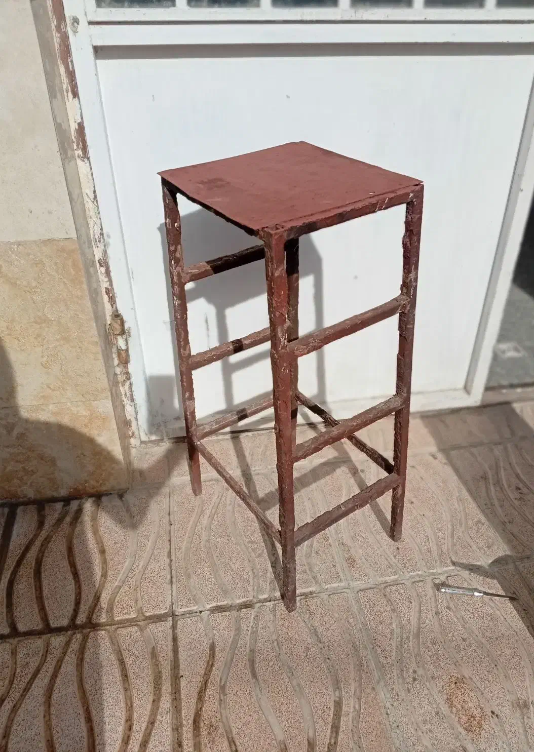 چهارپایه آهنی|صندلی و نیمکت|اردبیل, |دیوار