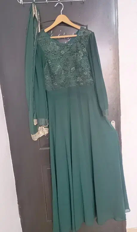 لباس مجلسی|لباس|صومعه‌سرا, |دیوار