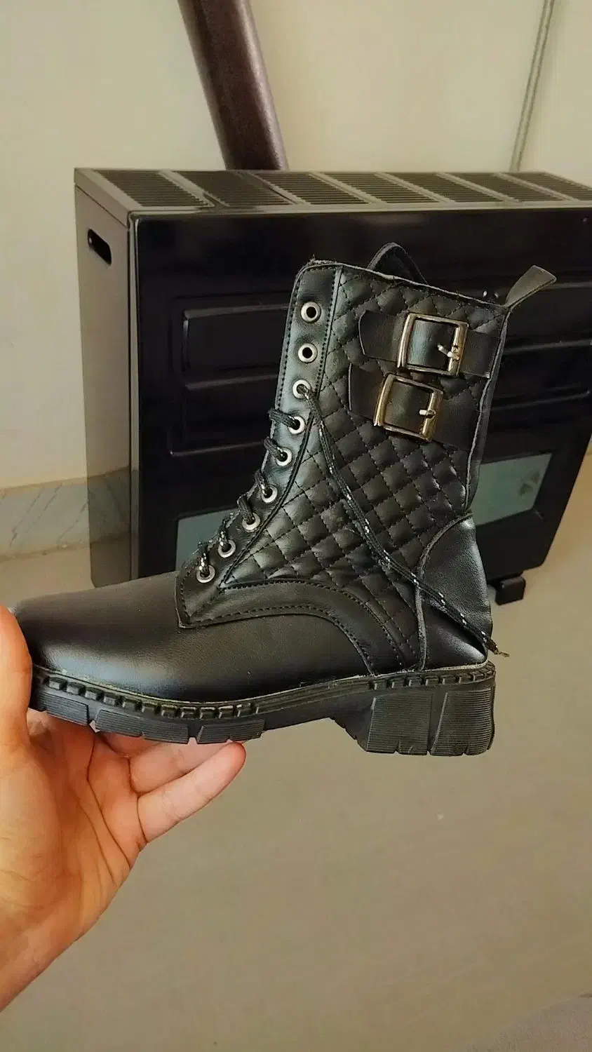 پوتین|کیف، کفش، کمربند|تکاب, |دیوار