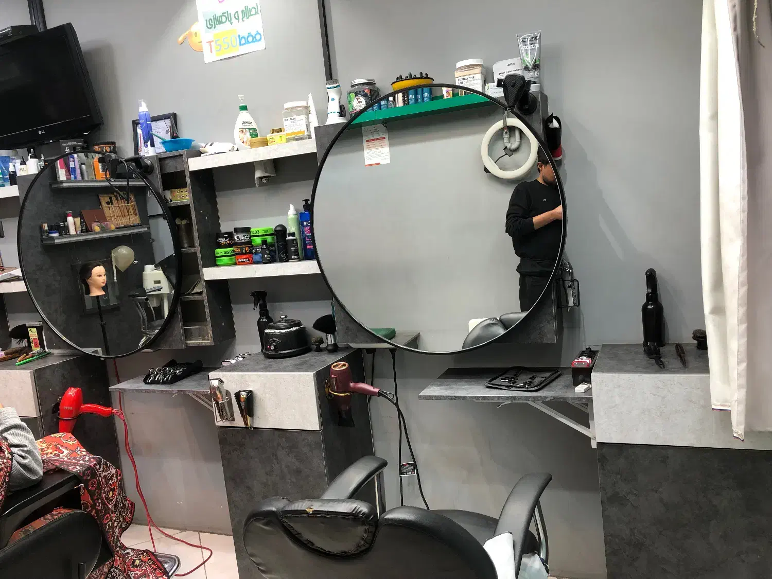 دکور ارایشگاه|آرایشگاه و سالن‌های زیبایی|مشهد, شهید معقول|دیوار