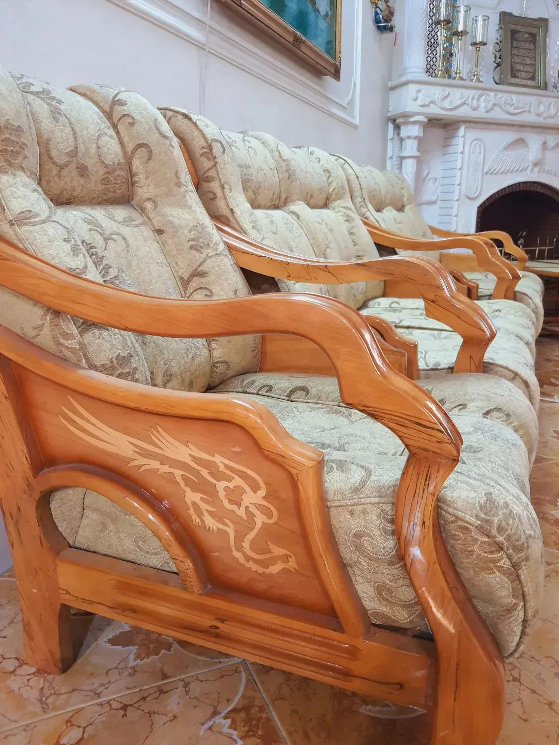 مبل چوبی با منبت طاووس بدون هیچ ایراد ۱۰نفره|مبلمان خانگی و میز عسلی|شیراز, فرهنگ شهر|دیوار