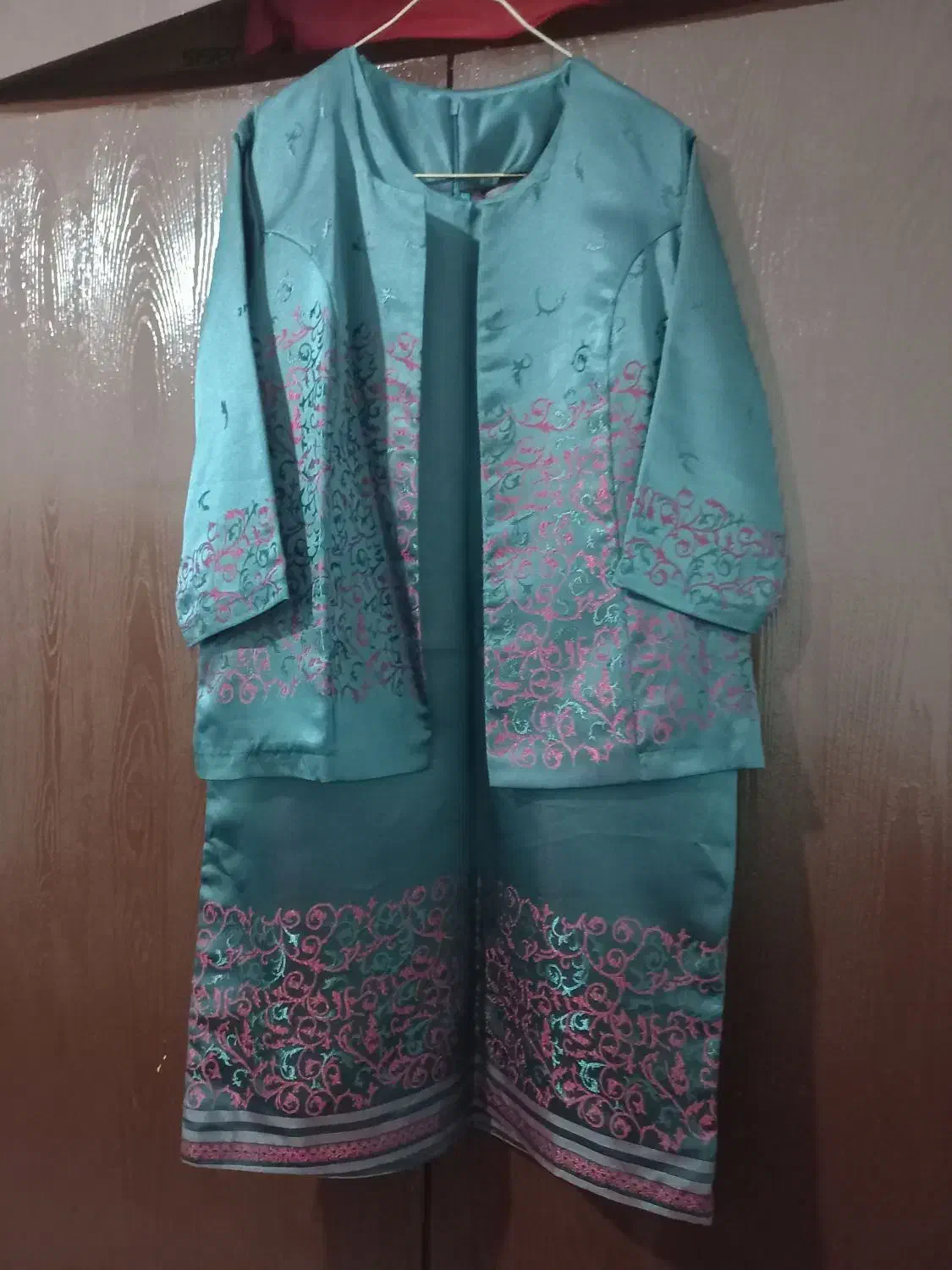 کت وسارافن|لباس|رباط‌کریم, رباط‌کریم|دیوار