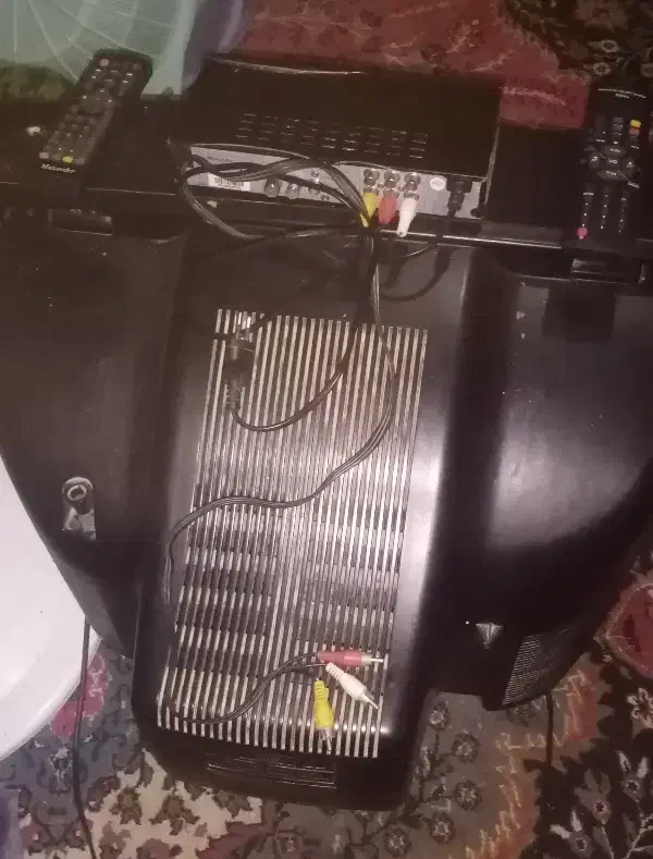 یک عدد تلوزیون21 و دیجیتال همراه با کنترل فروشی|تلویزیون و پروژکتور|قائن, |دیوار