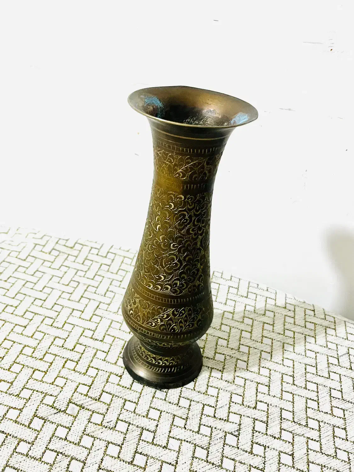 گلدان تراش خورده برنجی|کلکسیون اشیاء عتیقه|رباطکریم, رباطکریم|دیوار