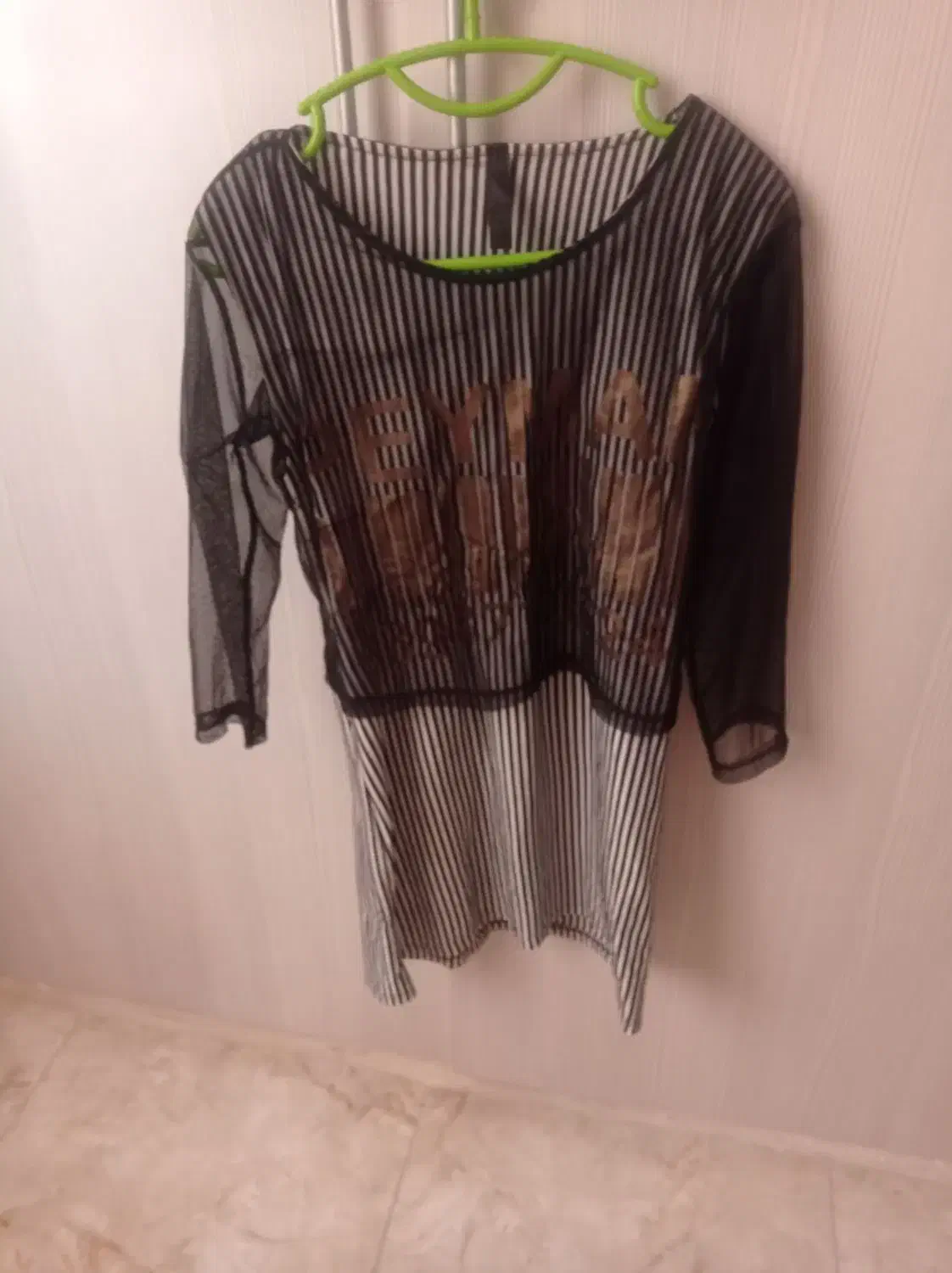 تعدادی لباس|لباس|الوند, |دیوار