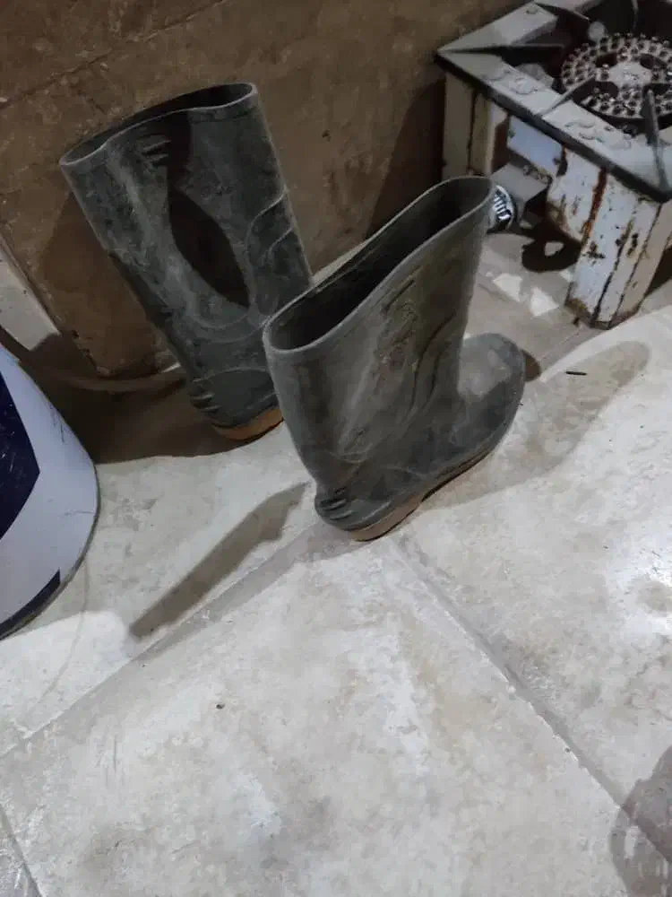 چکمه|کیف، کفش، کمربند|شیراز, شاپورجان|دیوار