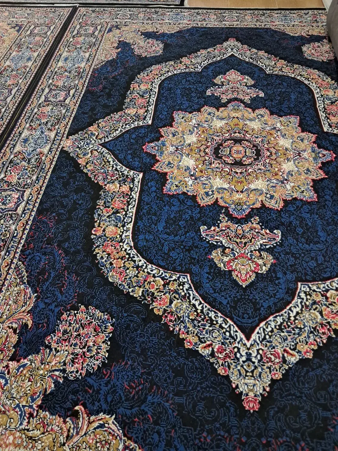 ۲ عدد فرش|فرش|صومعه‌سرا, |دیوار