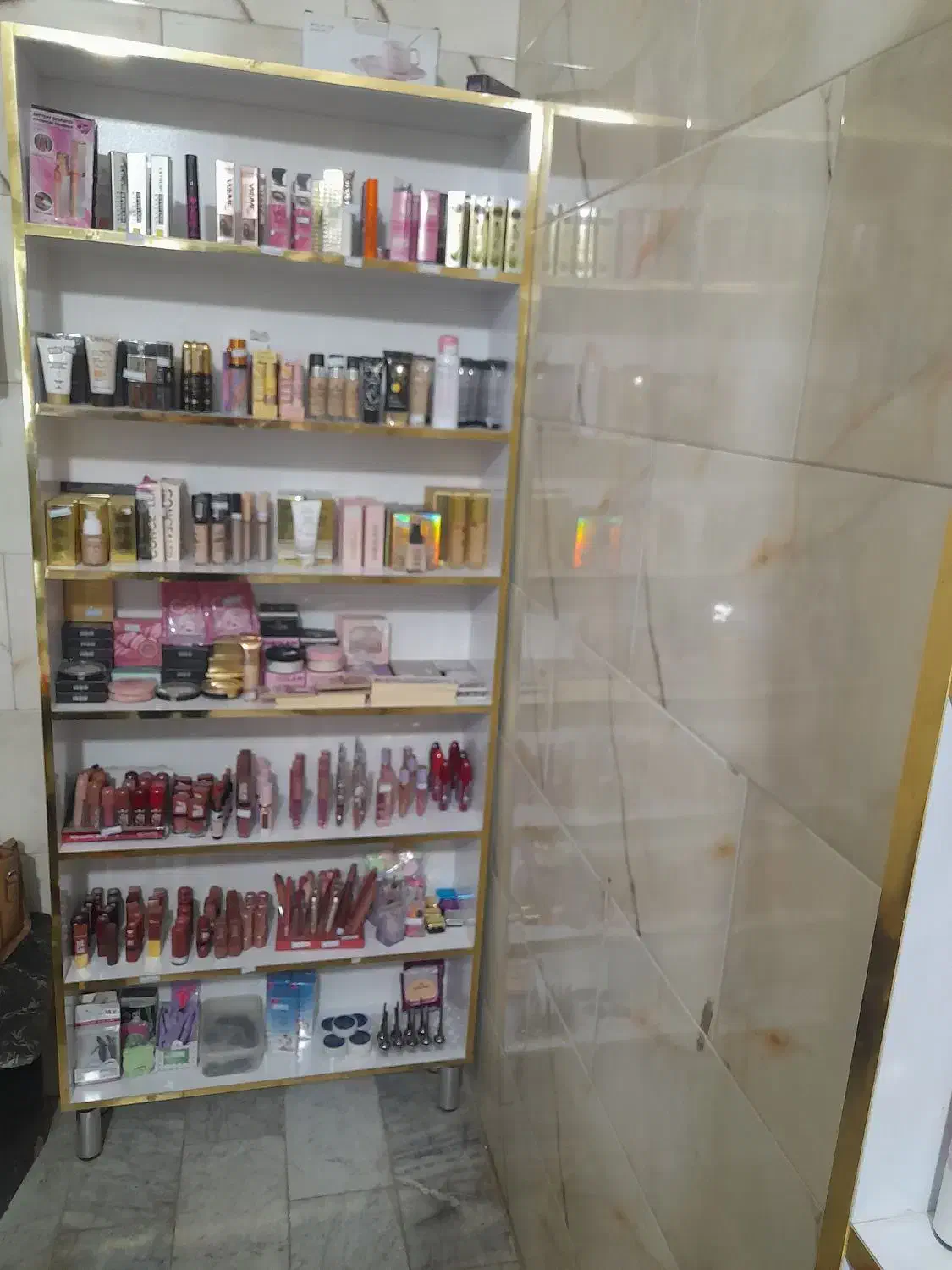 دکور لوازم ارایشی در حد نو|فروشگاه و مغازه|کرج, شهرک خاتم النبیا|دیوار