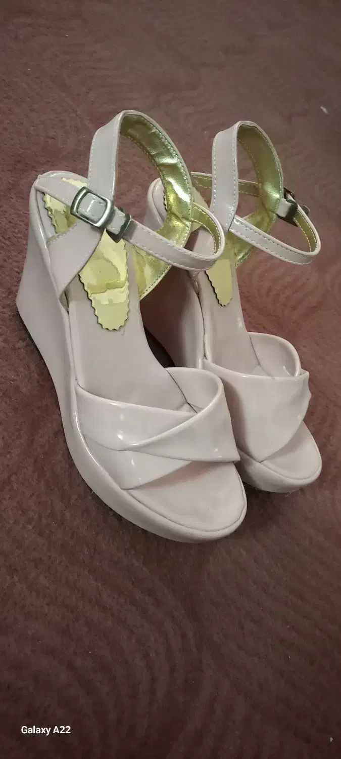 کفش|کیف، کفش، کمربند|قم, شهر قائم|دیوار