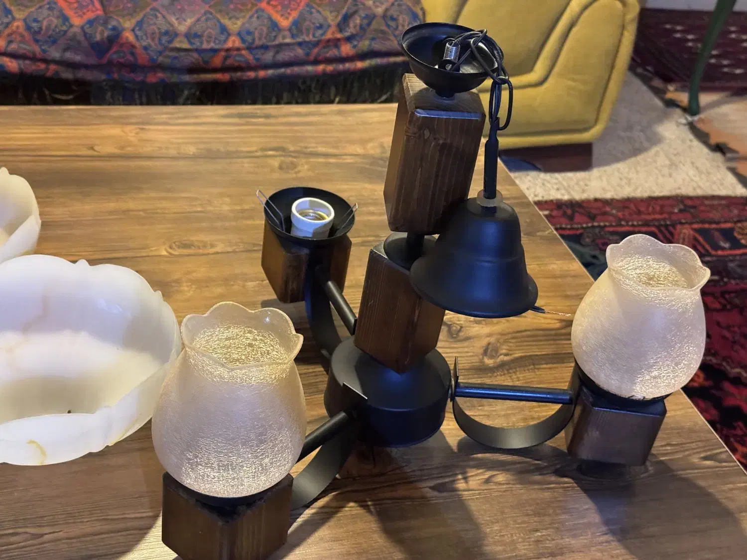 لوستر چوبی فلزی سه شاخه کاملا سالم وچندعدد حباب|لوستر و چراغ آویز|زنجان, |دیوار