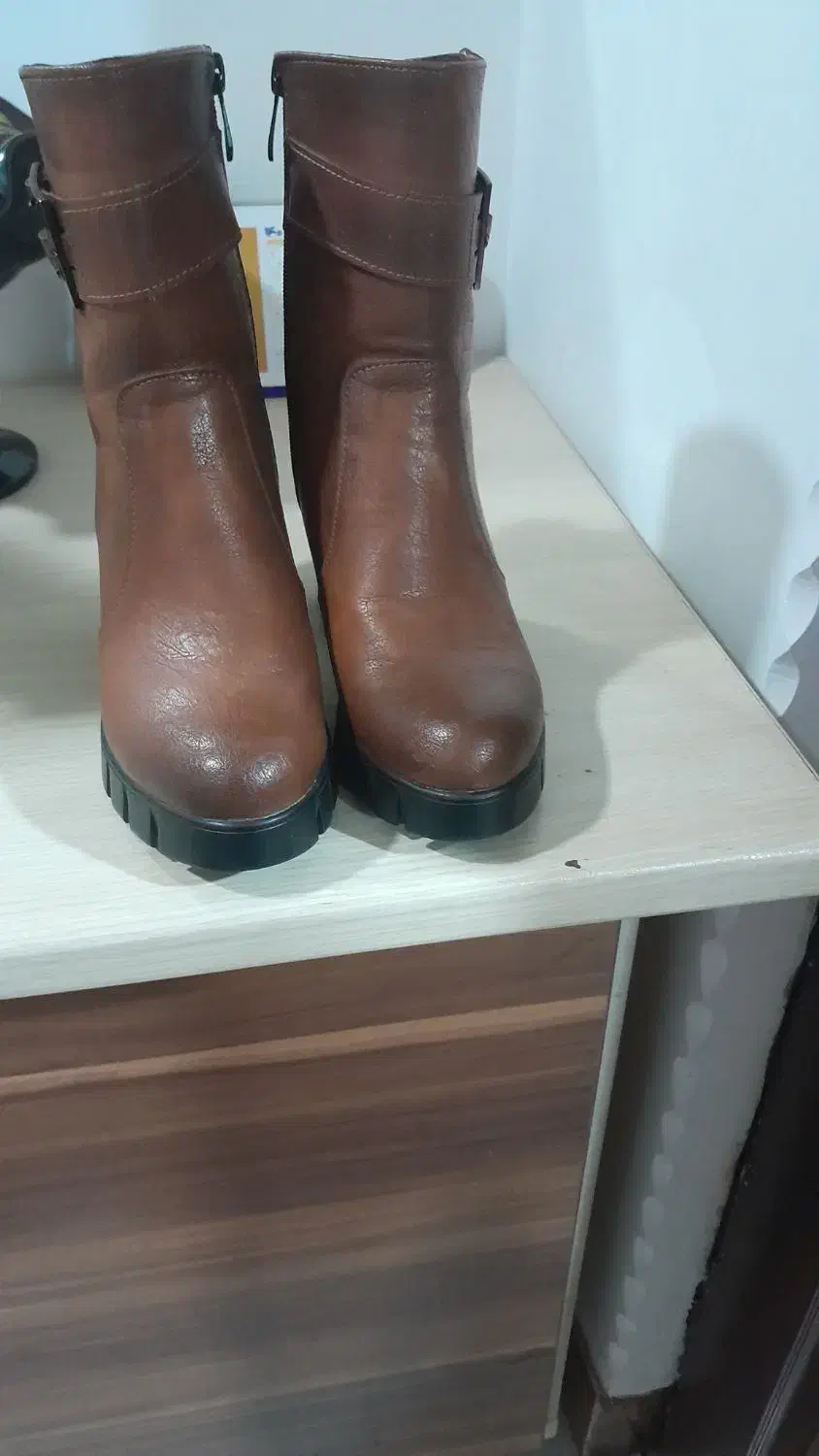 پوتین سایز۳۹ درحدنو  یک بارپوشیده شده|کیف، کفش، کمربند|کوچصفهان, |دیوار