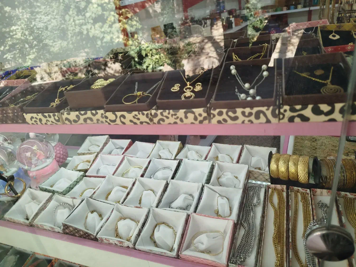 انواع بدلیجات مجسمه عطر اودکلن ارایشی هدیه باگس|بدلیجات|اصفهان, بهارانچی|دیوار