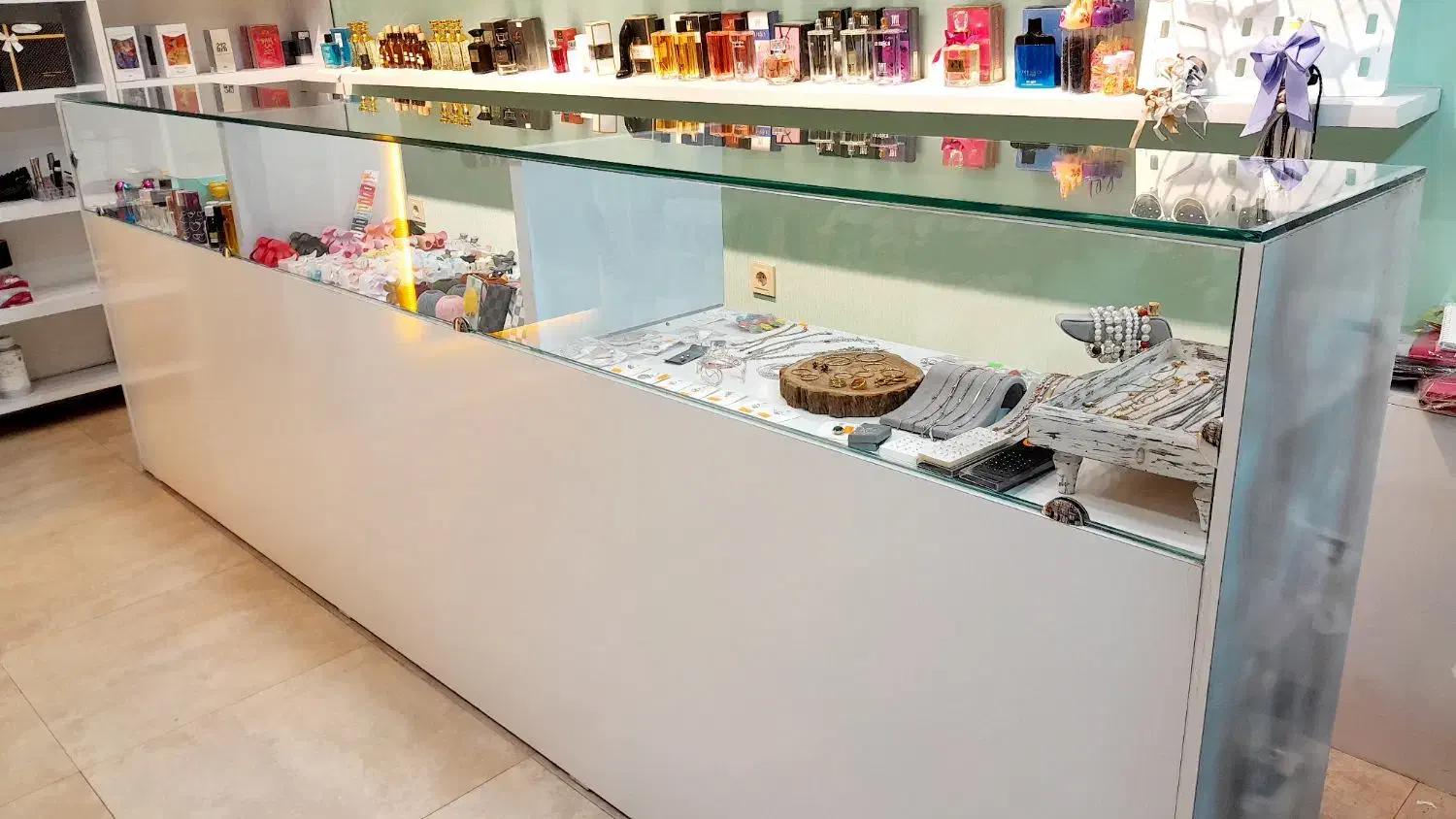 میز ویترین|فروشگاه و مغازه|رشت, استادسرا|دیوار