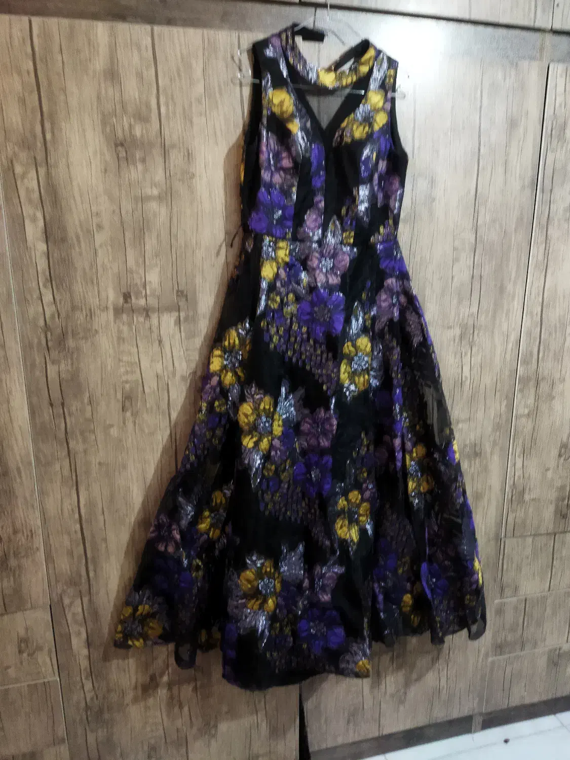 لباس مجلسی|لباس|اصفهان, کوی ولی عصر|دیوار