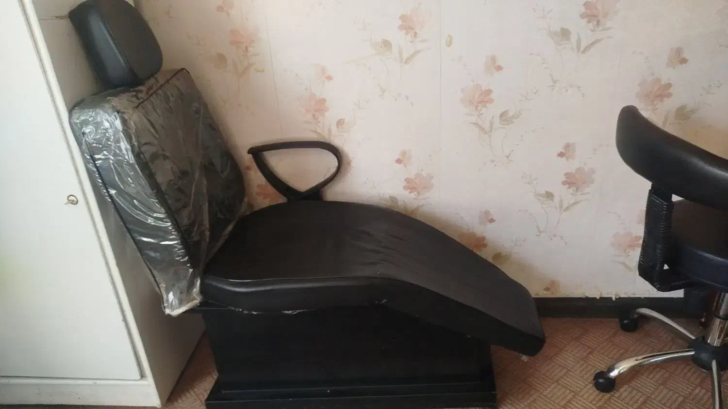 صندلی آرایشگری.|آرایشگاه و سالنهای زیبایی|لنجان, |دیوار