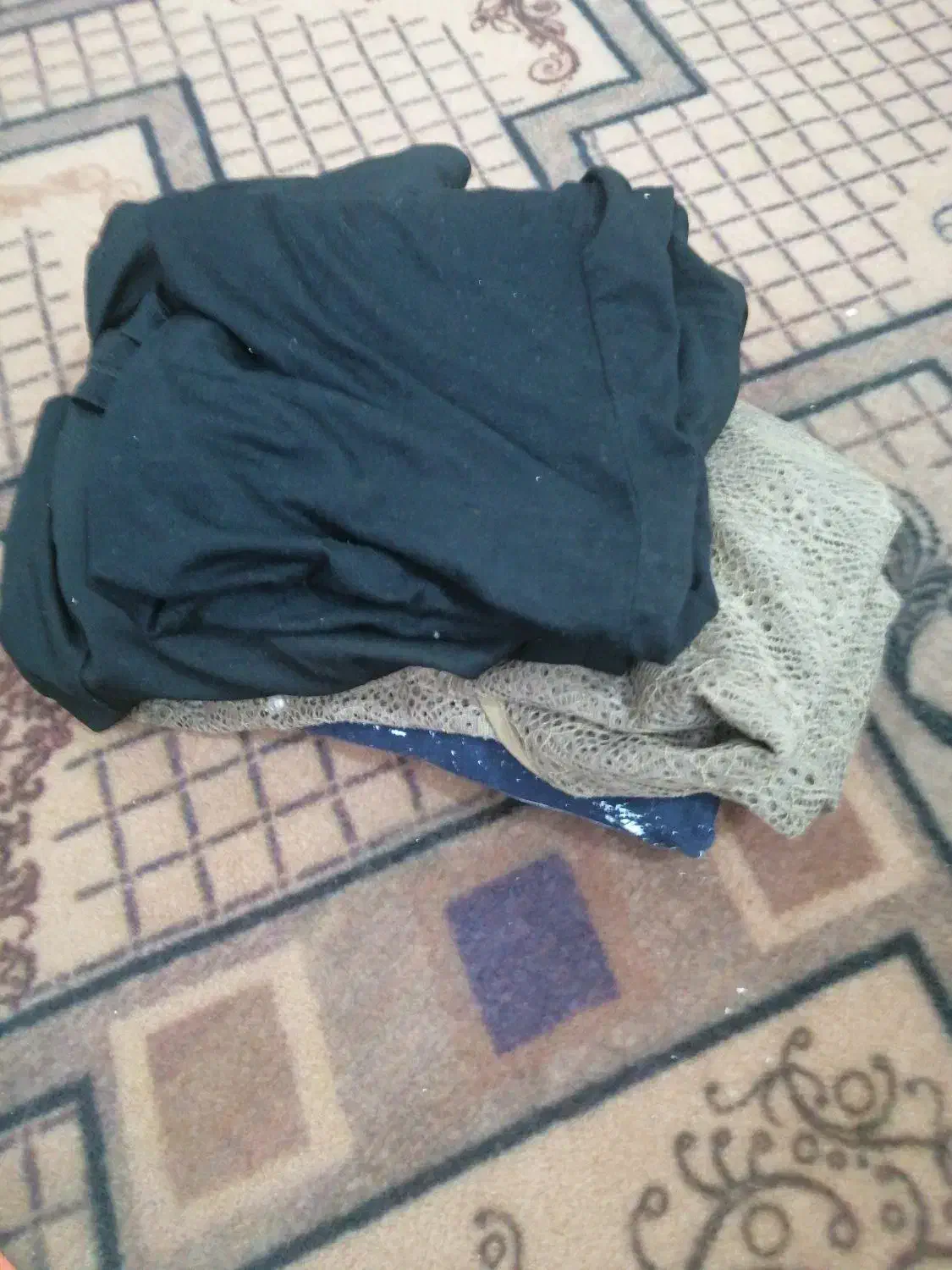 تعدادی لباس|لباس|جم, |دیوار