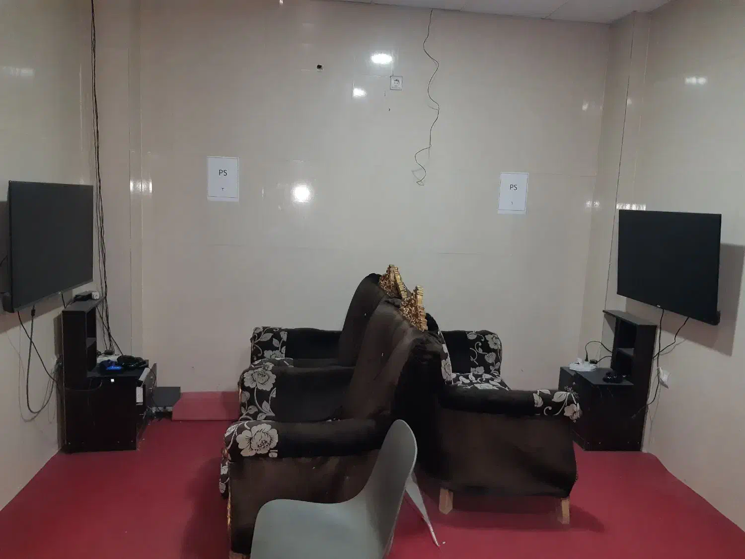 میز اداری و موکت و مبل و صندلی گردان|مبلمان اداری|فولادشهر, B4|دیوار