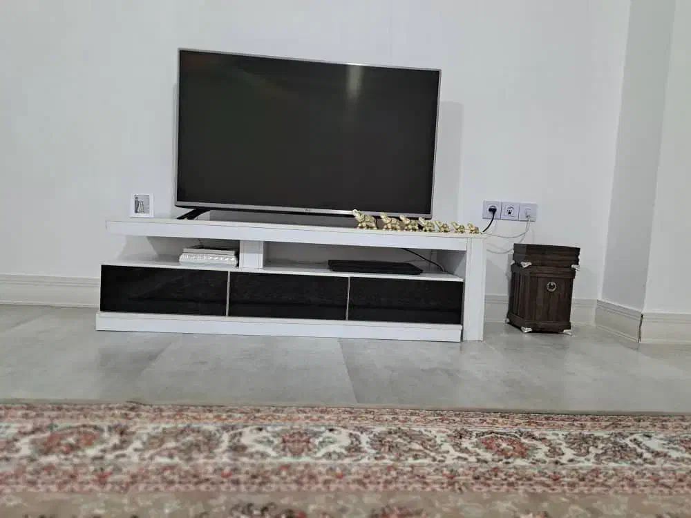 میز تلویزیون در حد|میز تلویزیون|هشتگرد, هشتگرد قدیم|دیوار