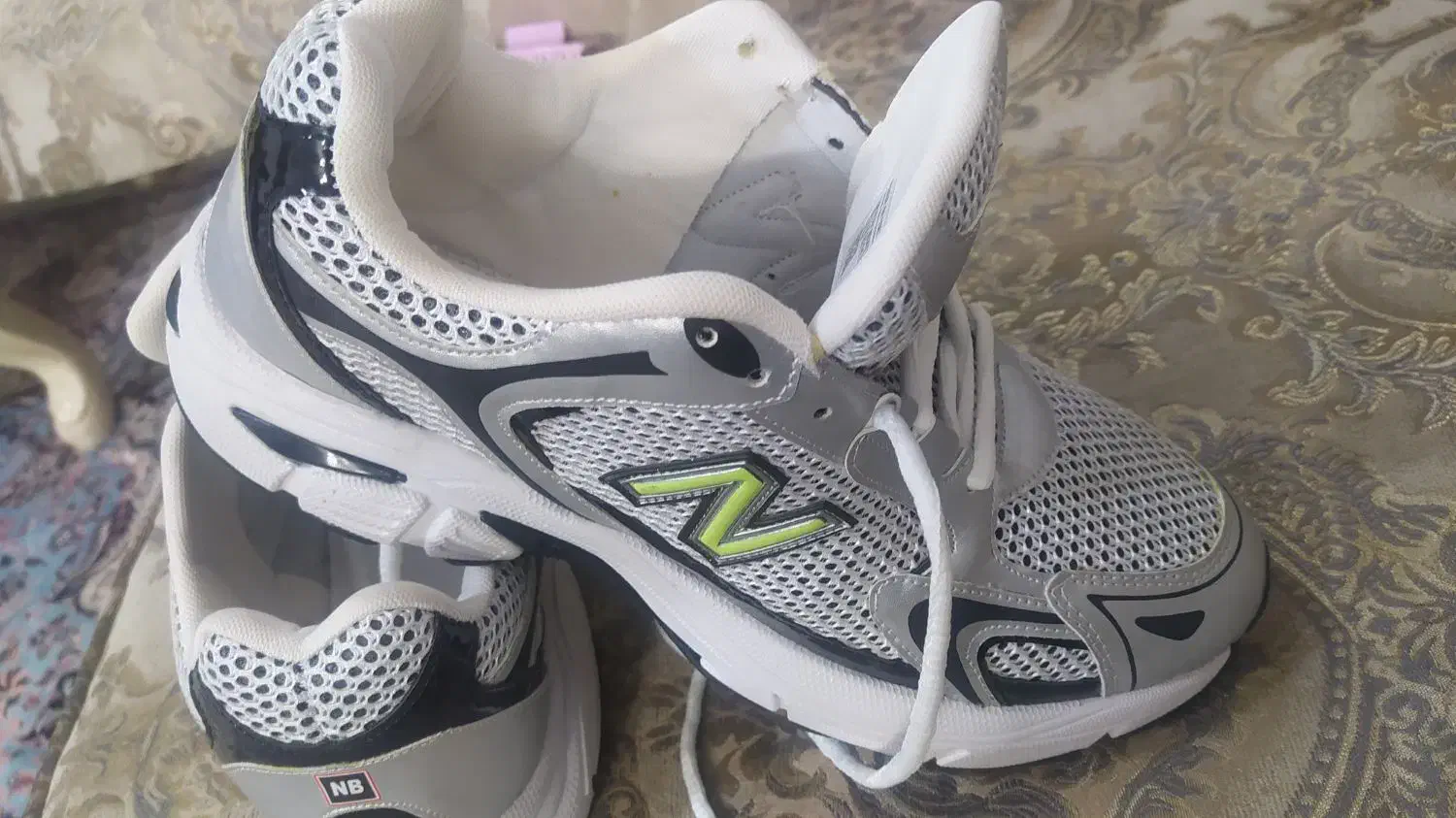 کتونی نیوبالانس|کیف، کفش، کمربند|ری, سرتخت|دیوار