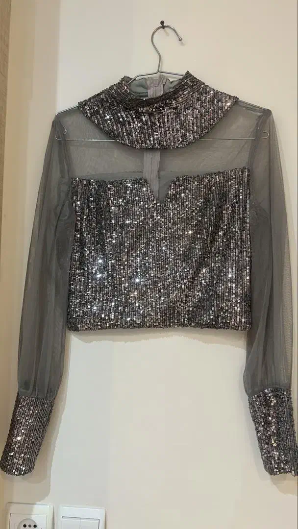 کراپ مجلسی|لباس|مشکین‌دشت, |دیوار