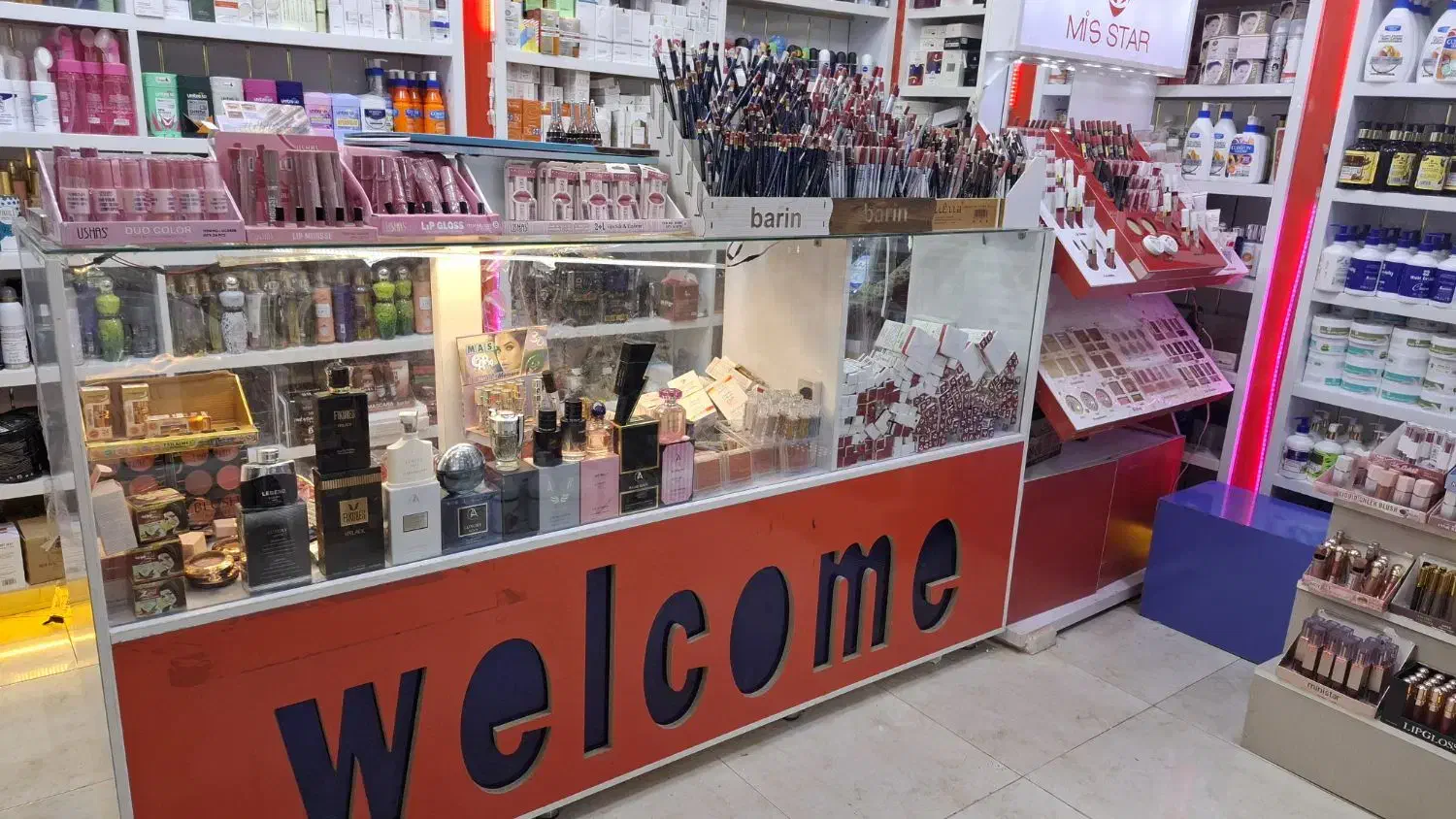 ویترین واستند ارایشی درحد نو|بوفه، ویترین، کنسول|روانسر, |دیوار