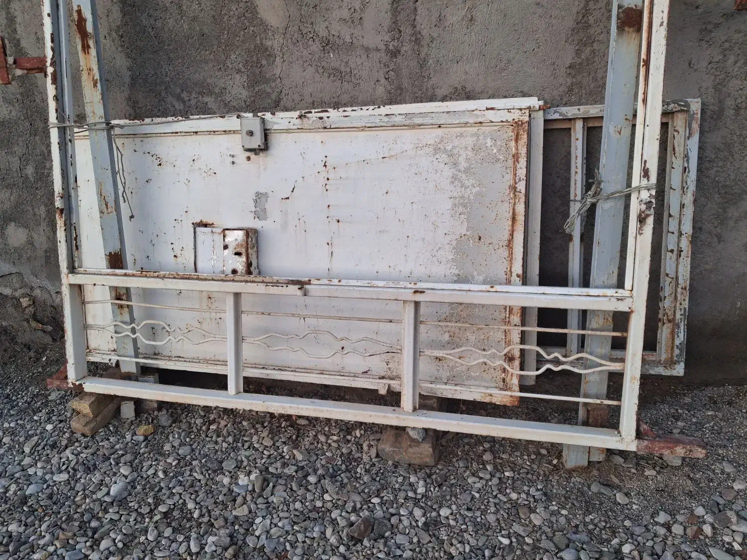 در حیاط|مصالح و تجهیزات ساختمان|شال, |دیوار