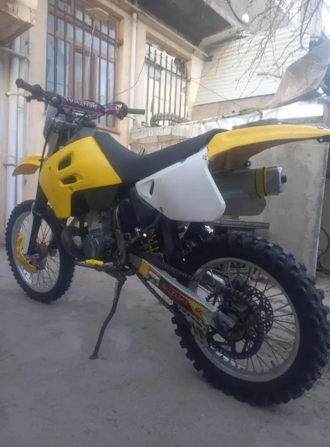 کراس ارمیکس|موتورسیکلت|قیدار, |دیوار