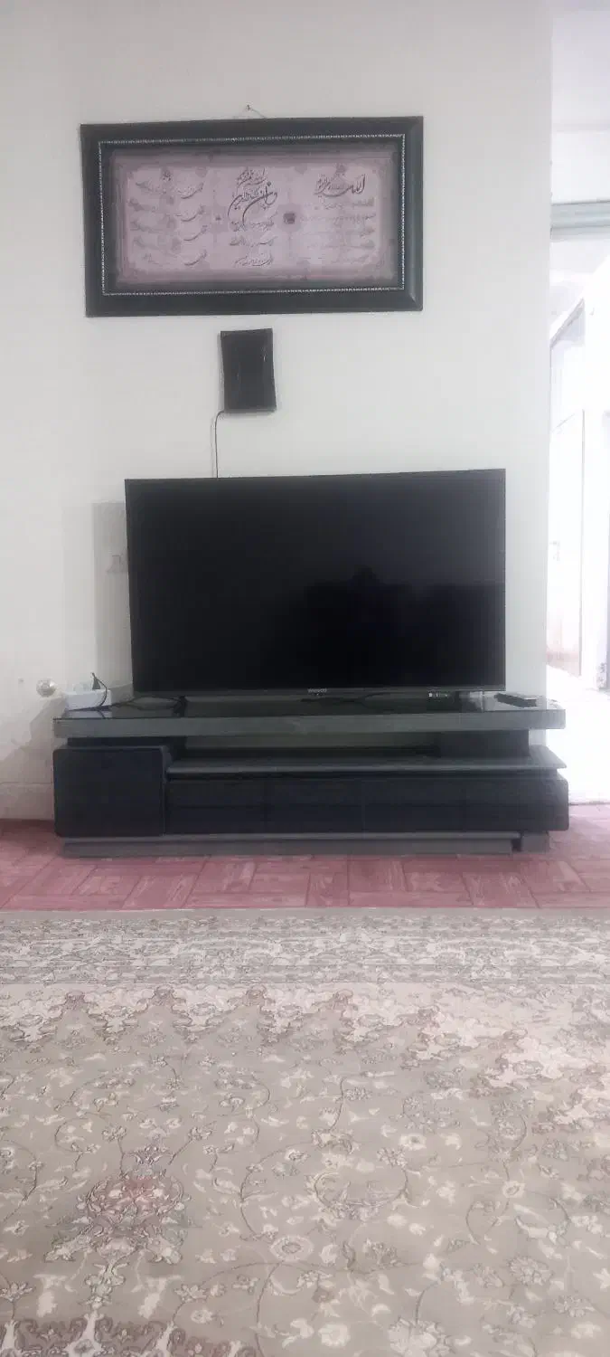 یک عدد نلویزیون اندروید دوو۵۵ اینچ همراه با میز|تلویزیون و پروژکتور|خمینیشهر, |دیوار