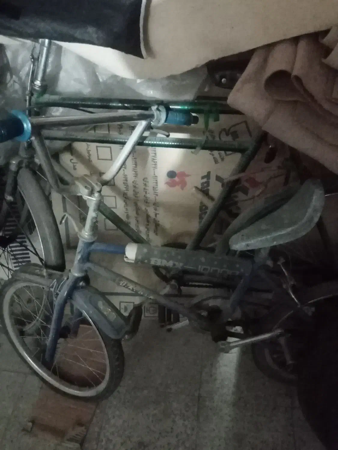 دوعدد دو چرخه کوچک و بزرگ|دوچرخه، اسکیت، اسکوتر|بروجن, |دیوار