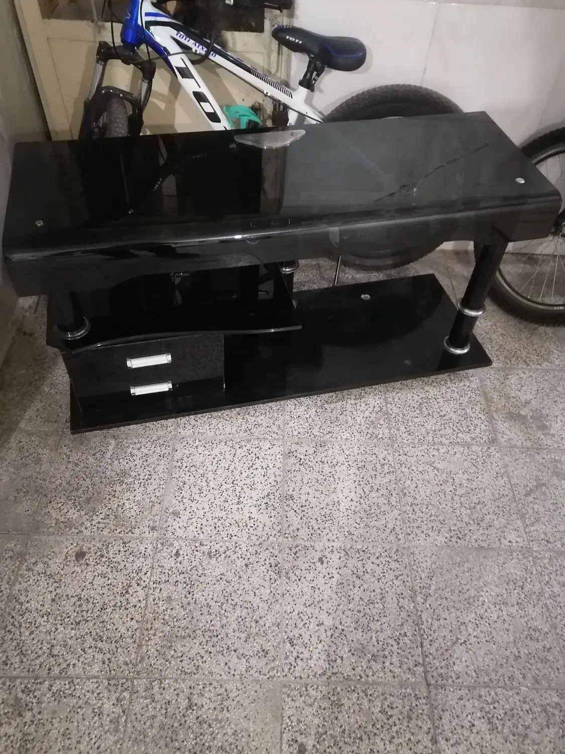 میز تلویزیون شیشهای شیک و سالم|میز تلویزیون|مشهد, کارمندان دوم|دیوار