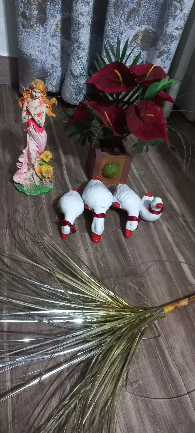 تعدادی مجسمه وگل|مجسمه، تندیس، ماکت|رشت, دروازه لاکان|دیوار