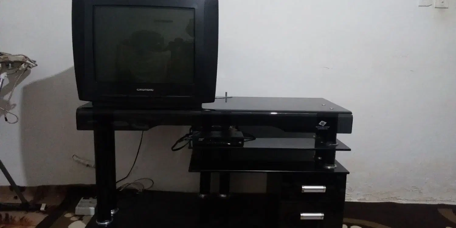 تلویزیون ۲۱اینچ ومیز و دستگاه دیجیتال|تلویزیون و پروژکتور|کنگاور, |دیوار