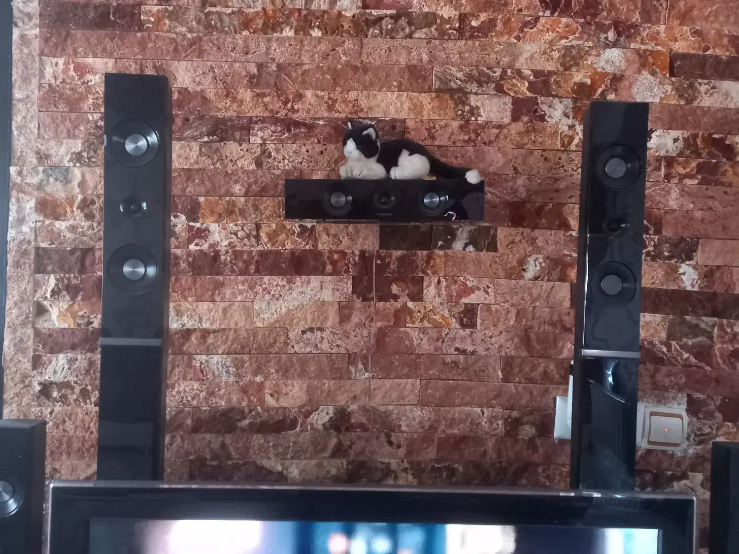 تلویزیون و سینمای خانگی|تلویزیون و پروژکتور|پرند, فاز ۶|دیوار