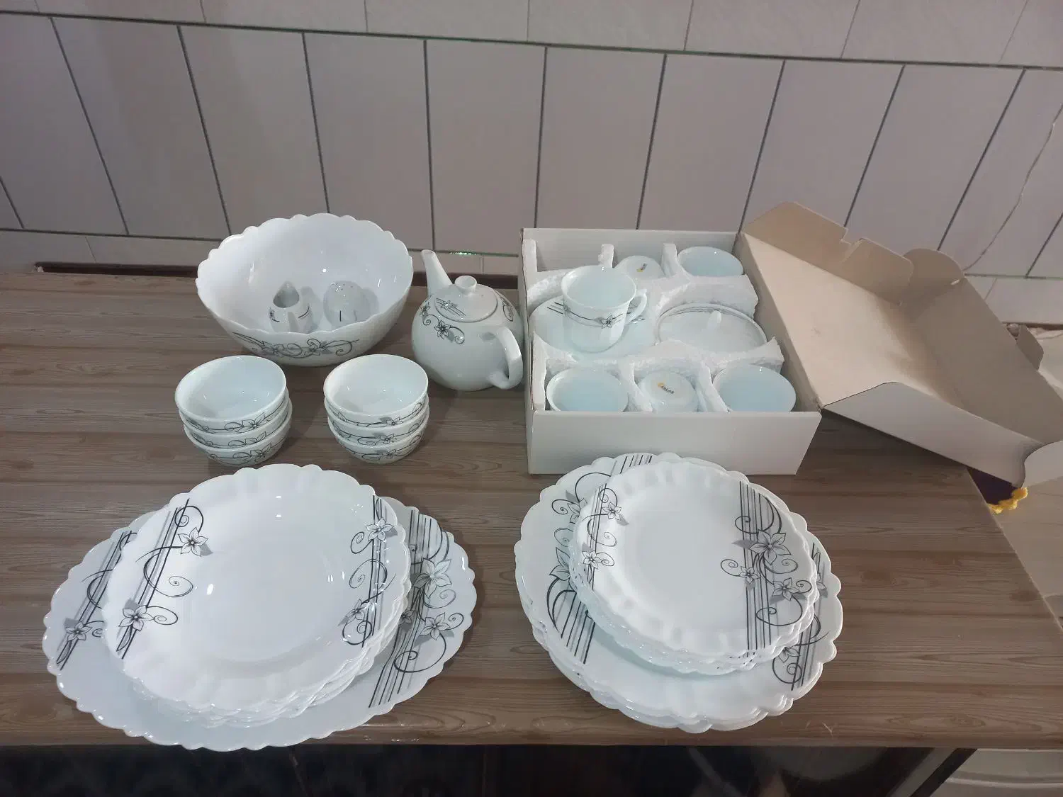 سرویس اکروپال|ظروف سرو و پذیرایی|نجفآباد, قلعه سفید|دیوار