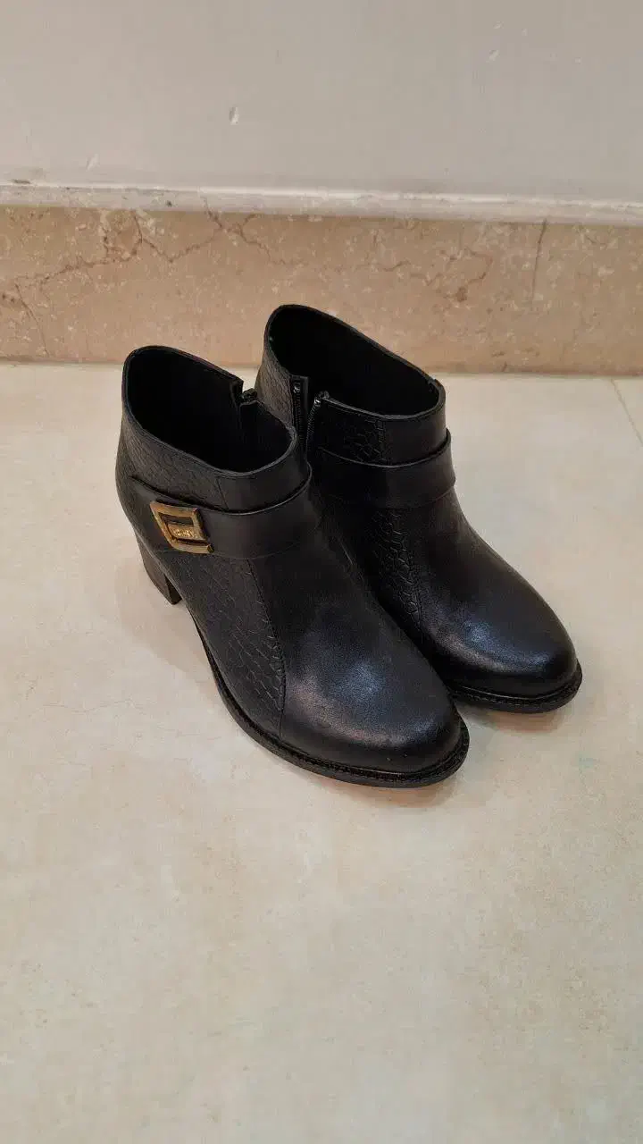 کفش نیم بوت|کیف، کفش، کمربند|آستانه اشرفیه, |دیوار