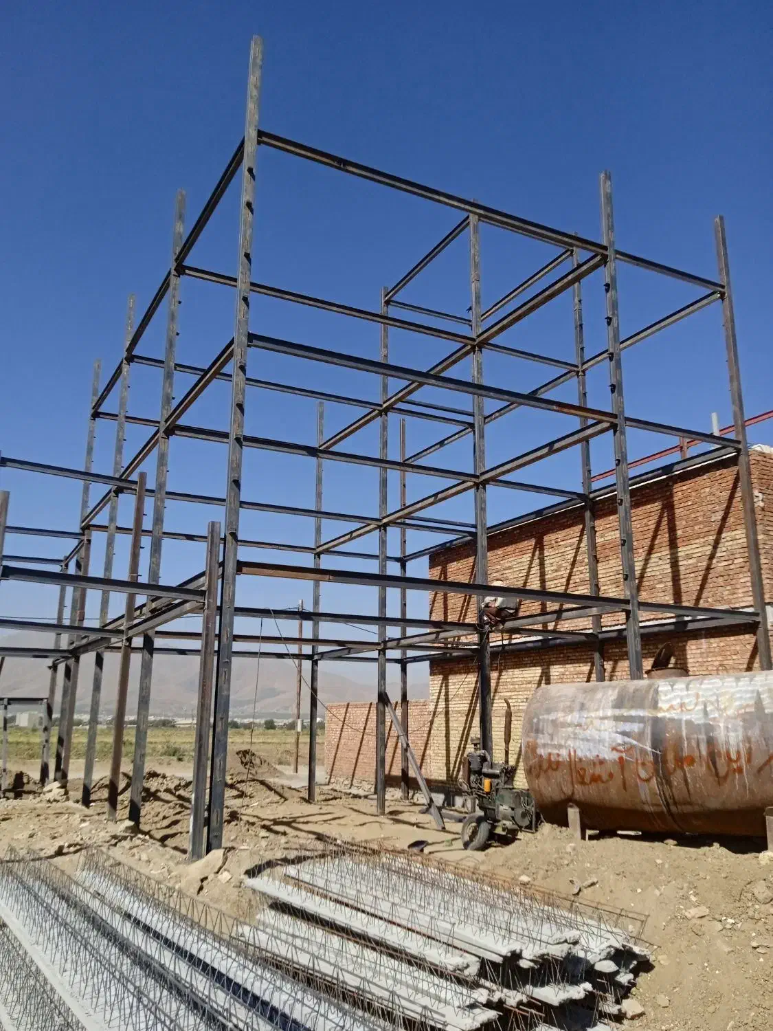 اجرای جوشکاری اسکلت و نیمه اسکلت|خدمات پیشه و مهارت|همدان, |دیوار