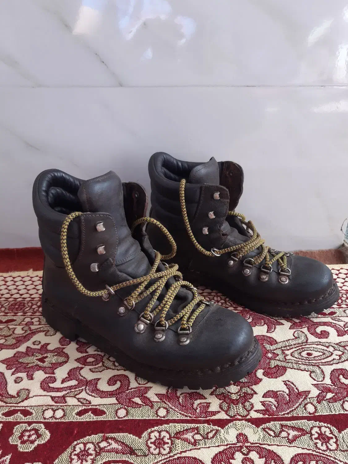 کفش کوهنوردی|کیف، کفش، کمربند|سراب, |دیوار