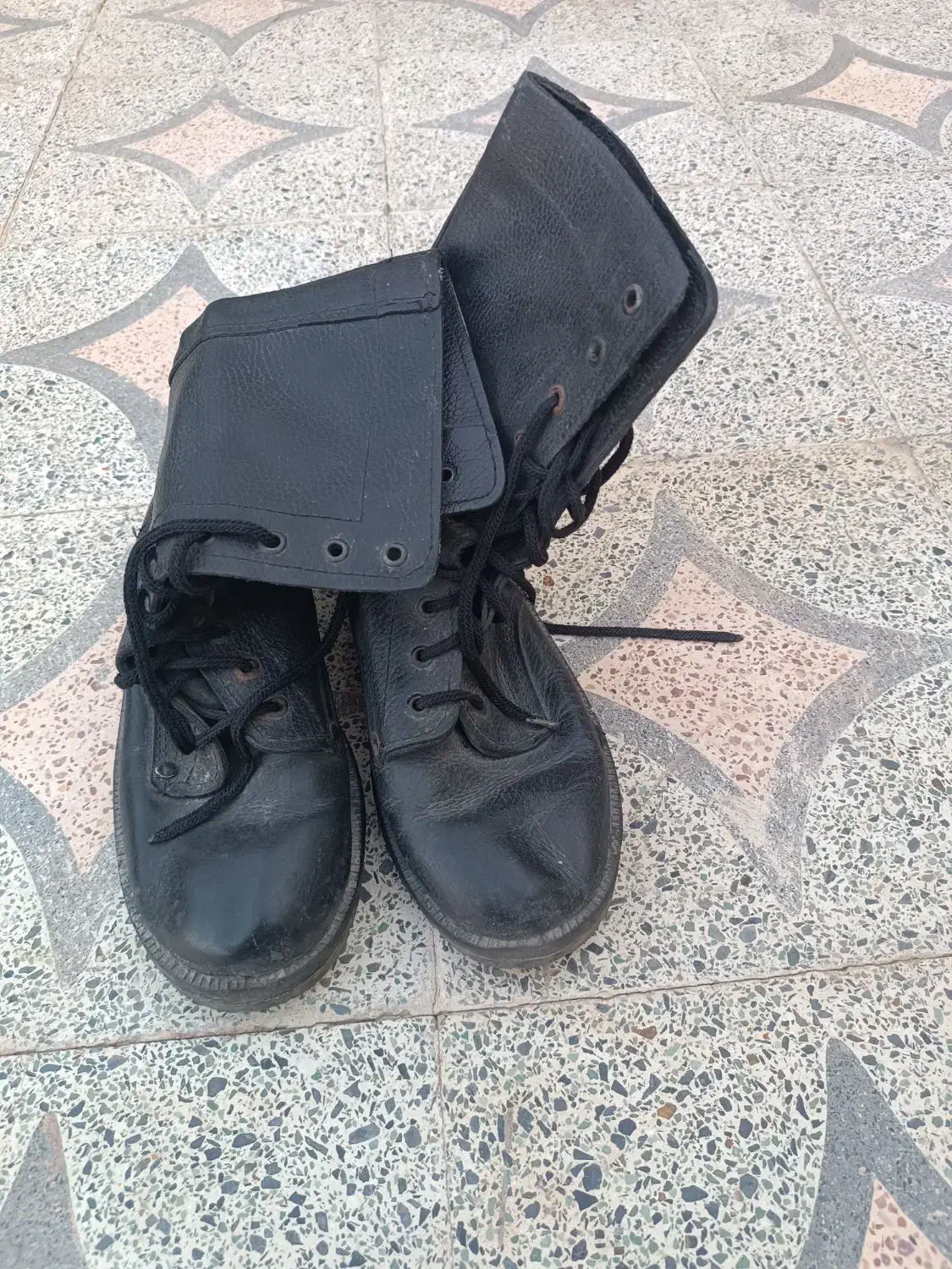 پوتین نظامی|کیف، کفش، کمربند|بم, |دیوار